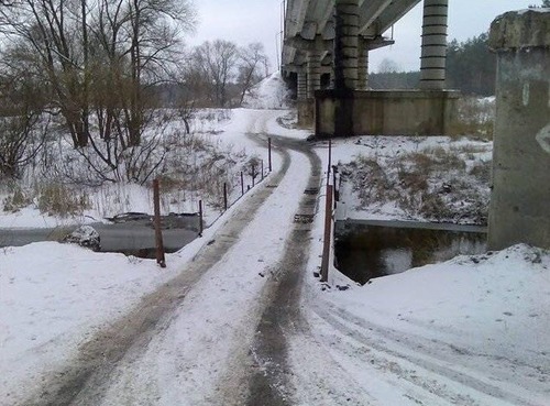 В Харькове автомобиль слетел в реку с обледенелого моста