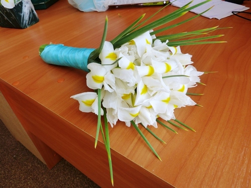 Цветы на столе в офисе