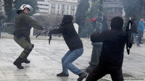 Забастовка в Афинах переросла в столкновения с полицией