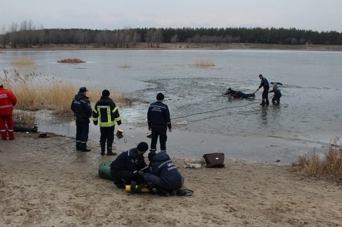 Трагедия в Луганской области: пятеро детей провалились на озере под лед. Двоих из них спасти так и не удалось