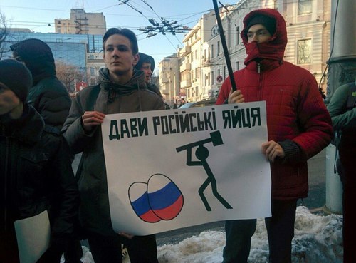 Харьковские активисты облили краской "Сбербанк России" (ФОТО, ВИДЕО)