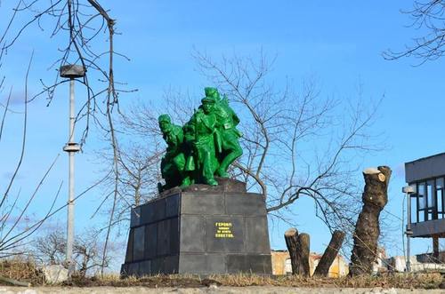 В Лисичанске появился памятник зеленым человечкам 