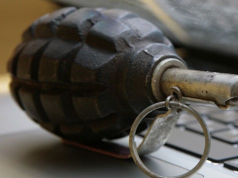 Харьковчанин нашел на капоте своего авто гранату 