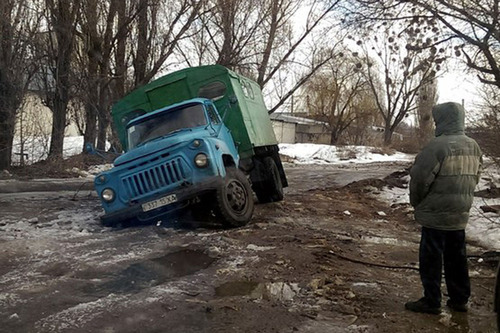 В Харькове под грузовиком провалился асфальт (фото)