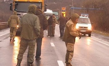 Участники АТО блокируют российские фуры на въезде в Закарпатье
