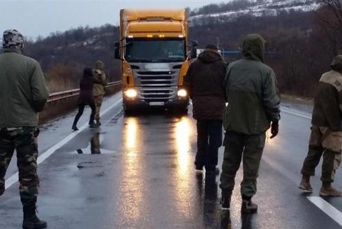 На Закарпатье активисты перекрыли въезд российских фур в Украину