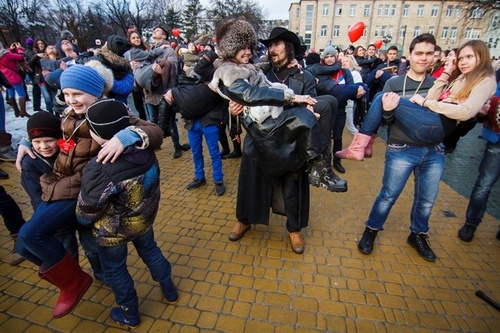 В Харькове рекордно количество мужчин одновременно держали своих любимых на руках