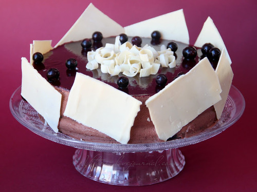 Шоколадный бисквитный торт с глазурью и желе из красной смородины