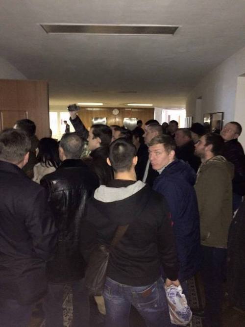 Мэра Днепропетровска заблокировали в кабинете местные "титушки"