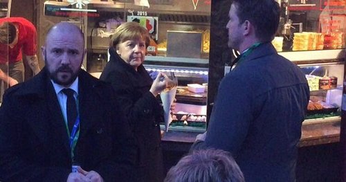...А обед по расписанию: В Брюсселе Меркель засняли за поеданием фаст-фуда