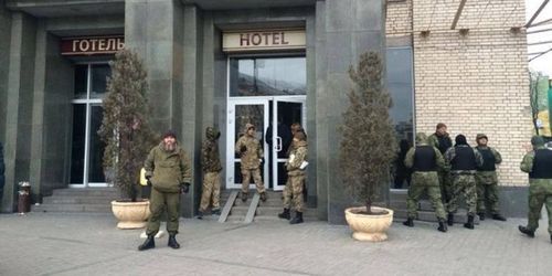 Время на исходе: активистам, захватившим отель "Казацкий", поставили ультиматум
