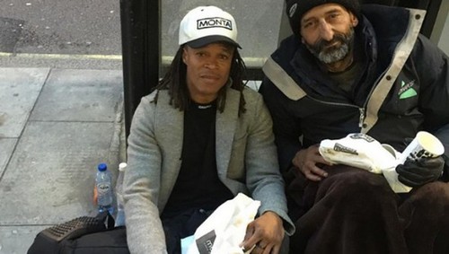 Экс-футболист Ювентуса на улице Турина разделил свой обед с бездомным 