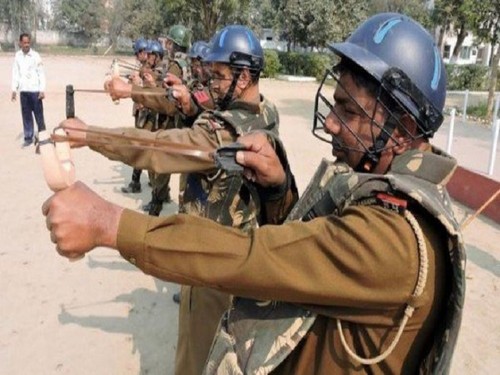 В Индии полицейских вооружили рогатками