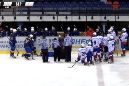 Белорусский хоккеист спас жизнь украинскому одноклубнику на льду