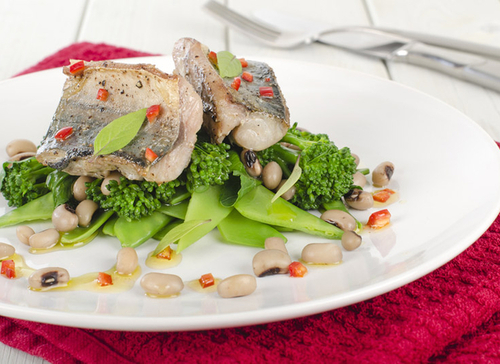 Как приготовить скумбрию вкусно: рецепт запеченной рыбы с овощами