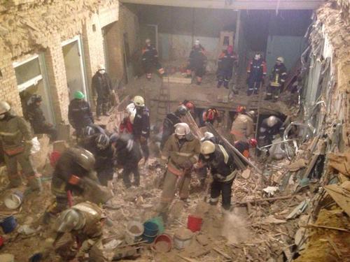 В Киеве спасатели достали из-под обломков тела двух погибших строителей