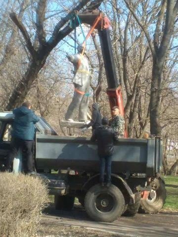 В Одесской области активисты демонтировали еще один памятник Ленину