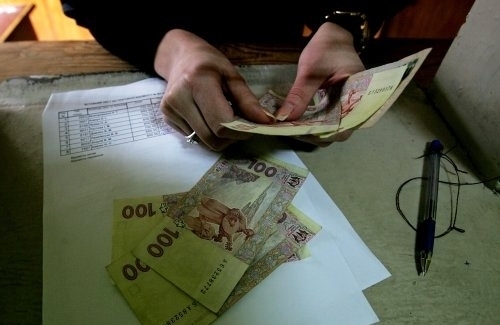 В январе средняя зарплата в Украине снизилась на 17%