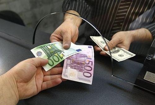 НБУ продлил валютные ограничения на три месяца 