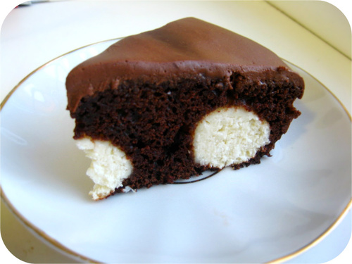 Шоколадный пирог с творожными шариками 