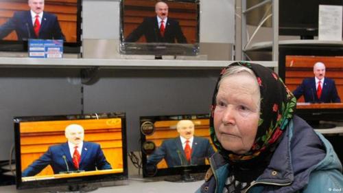Если женщина в 55 не старуха, то пусть работает, -  Лукашенко