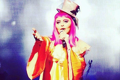 После 4-часового опоздания Мадонна вышла на сцену в костюме клоуна 