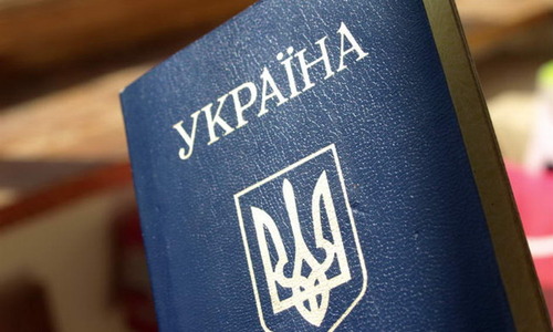 Российские пограничники при въезде в Крым отбирают украинские паспорта
