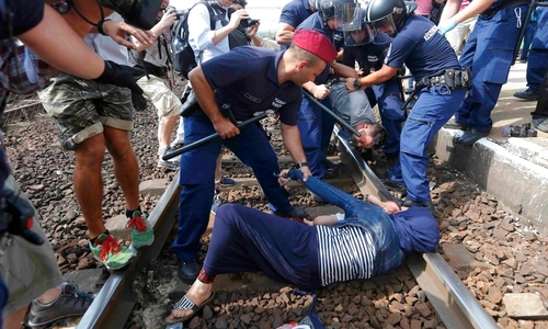 Беженцы бросаются под поезда, требуя открыть границы Европы 