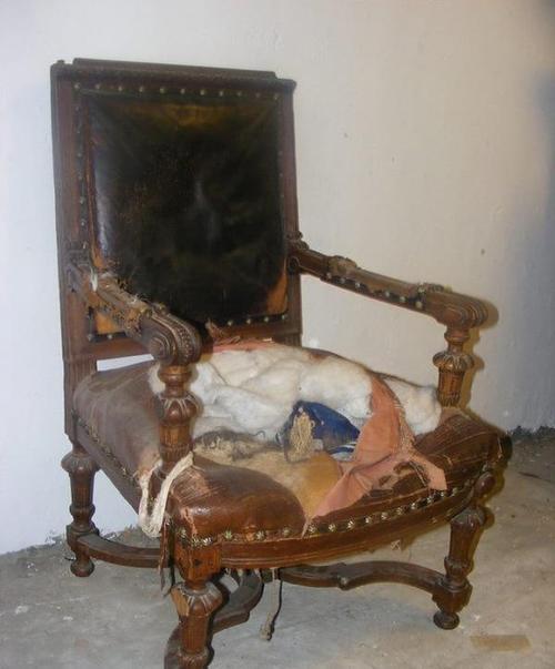 Сторож санаторію поцупив на дачу старий стілець, в якому була "заначка" директора в € 100 тисяч