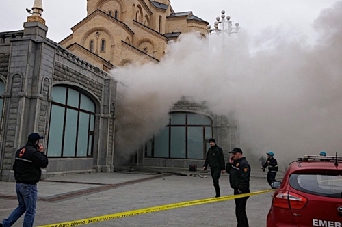 В Грузии загорелся самый большой православный храм