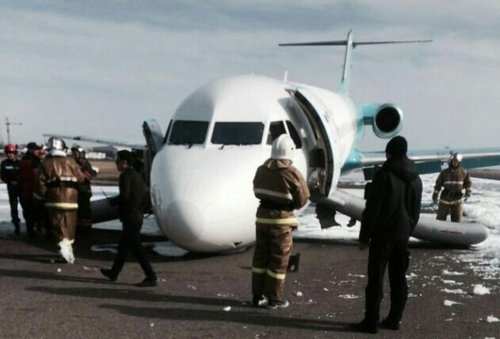 Пассажирский самолет сел в Астане без передней стойки шасси