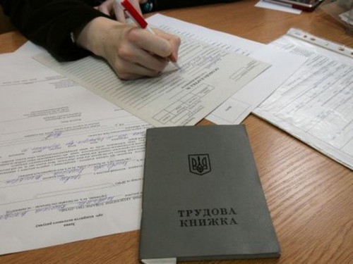 Активисты реализовывают проект "Билет на работу" для переселенцев в 4 городах Украины