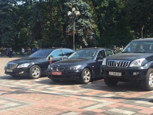 Порошенко призвали "пересадить" украинских чиновников на отечественные автомобили