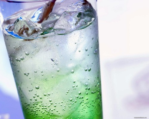 Почему категорически нельзя пить напитки со льдом 
