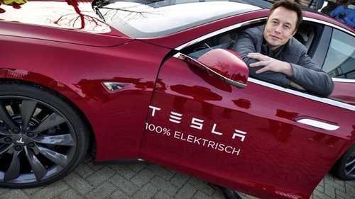 В украинском селе предложили оригинальный способ использования электромобиля Tesla