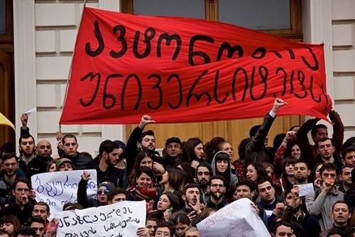 В Тбилиси студенты забаррикадировались в университете с требованием реформ