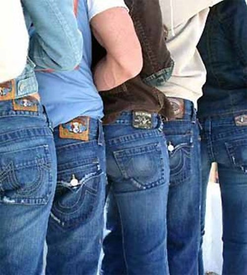 В КНДР запретили носить джинсы и делать пирсинг