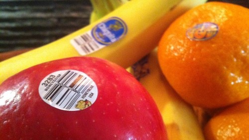 Знаете ли вы, для чего на фруктах есть наклейки?
