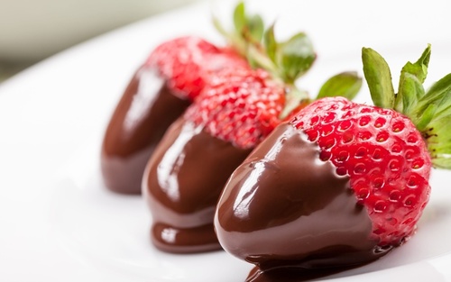 Шоколад и клубника могут стать причиной боли во время интимных отношений