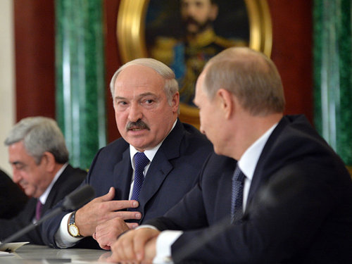 Лукашенко: Беларусь не будет "мальчиком на побегушках" у России (видео)