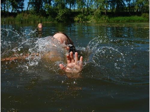 Женщина переплыла реку Урал ради 50 кружек пива 