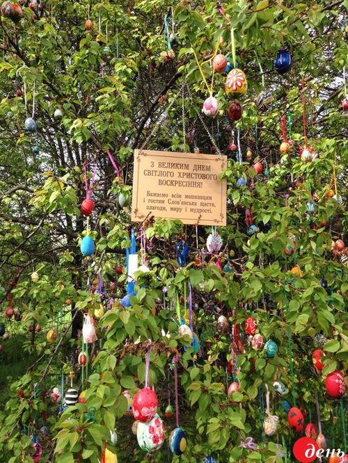 В Славянске нарядили Пасхальное дерево, которое внесли в книгу рекордов Украины
