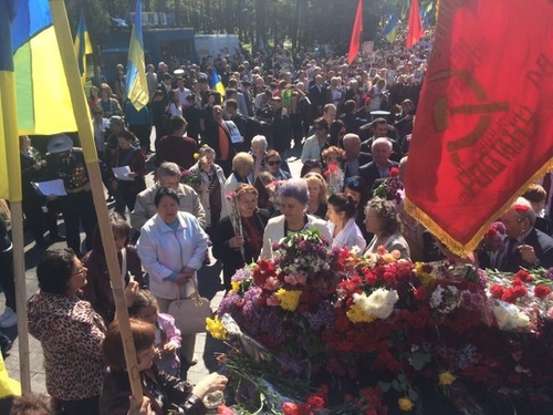 В Харькове произошла потасовка возле Мемориала Славы (видео)