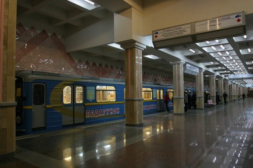В харьковском метро женщина с детьми бросилась под поезд (ВИДЕО)