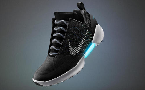 Компания Nike представила самошнурующиеся кроссовки (видео)