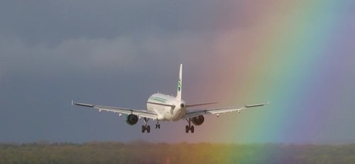 Необычное приземление пассажирского самолета в радугу (видео)