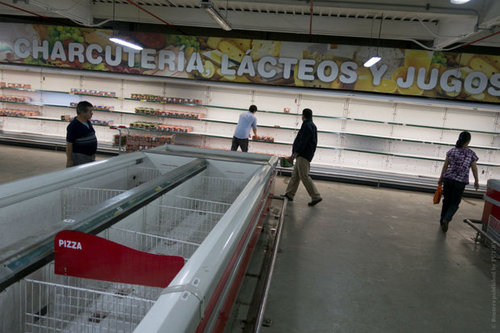 В Венесуэле заканчивается еда, на улицы выводят армию