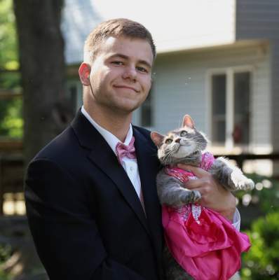 Школьник пошел на выпускной с кошкой вместо девушки