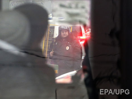 Вооруженный мужчина захватил заложников в отделении банка в Москве