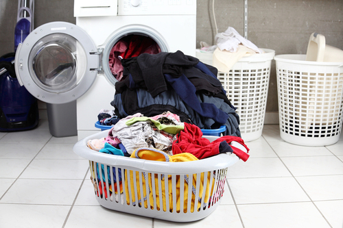 Почему грязная одежда имеет неприятный запах